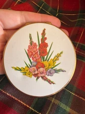 Vintage Stratton Mirror Compact Made In England Floral Design has some powder