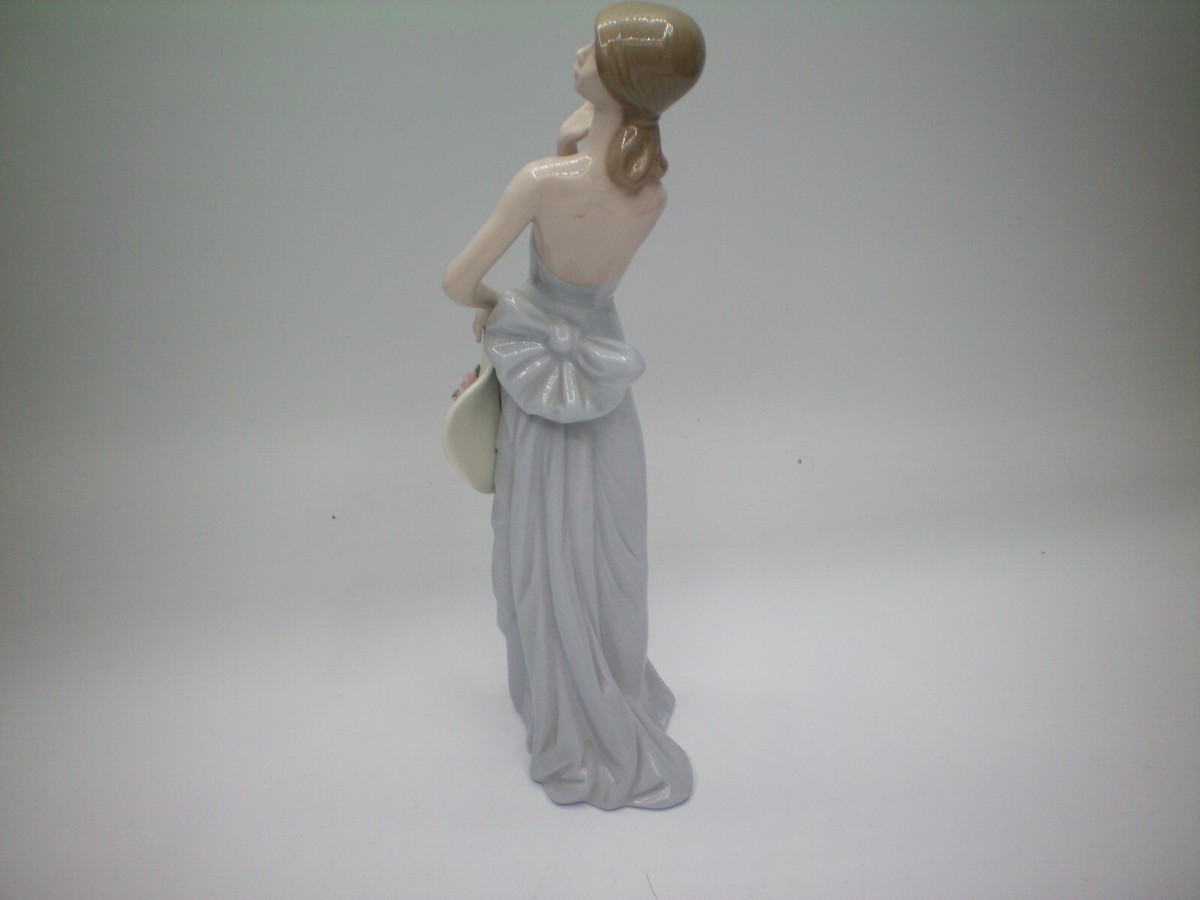 LLADRO COQUETTE #5599 Girl With Holding a Hat 8.4” Tall Figurine