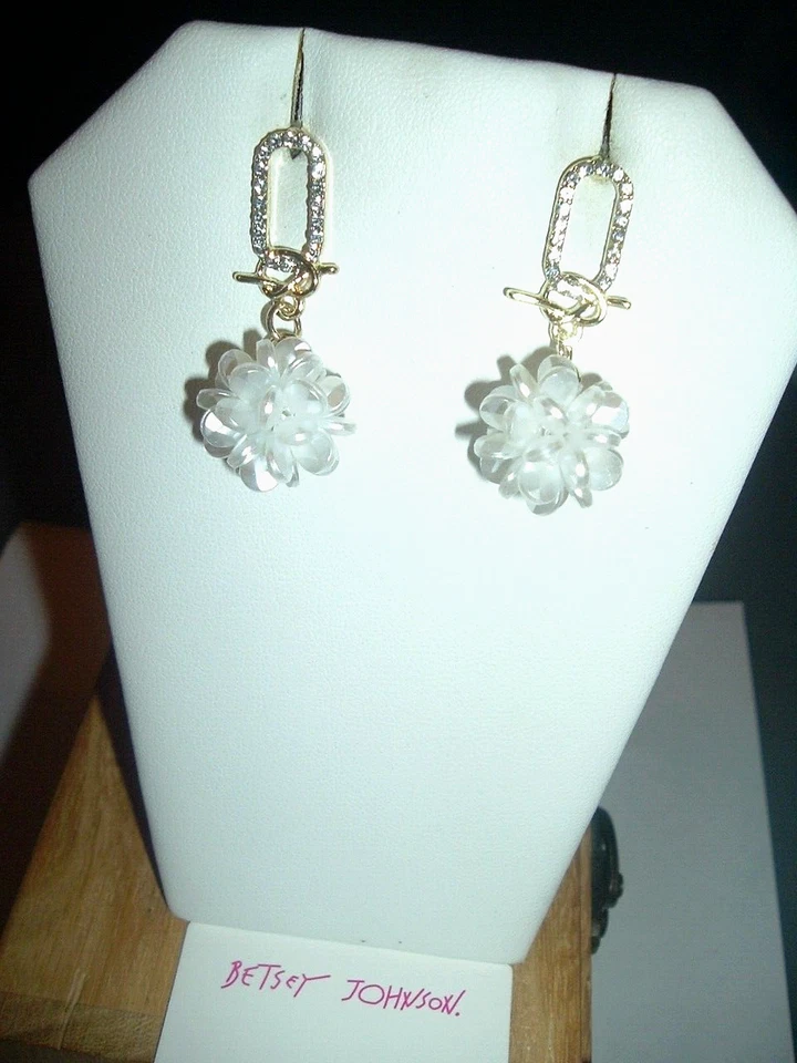 PENDIENTES COLGANTES FLORES BLANCAS oro clip postes Betsey Johnson perforados - nuevos con etiquetas Foto 4 de 4