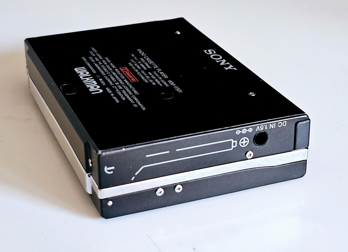 SONY CASSETTE PLAYER WM-F501 ケース付