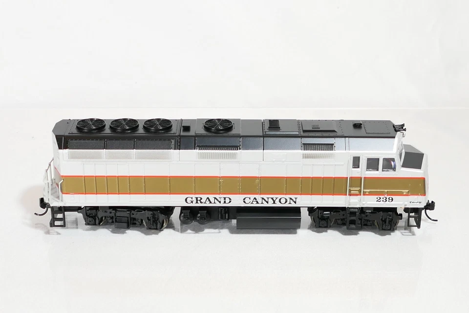 Walthers 910-19480 HO Scale DCC+Sound Locomotive Grand Canyon 239 F40PH - Image 2 of 4