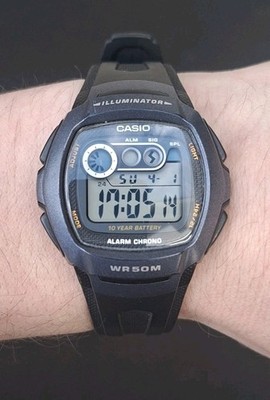 Casio W 210 Illuminator Herren Digitaluhr, 10 Jahre Batterie, WR50M, LED