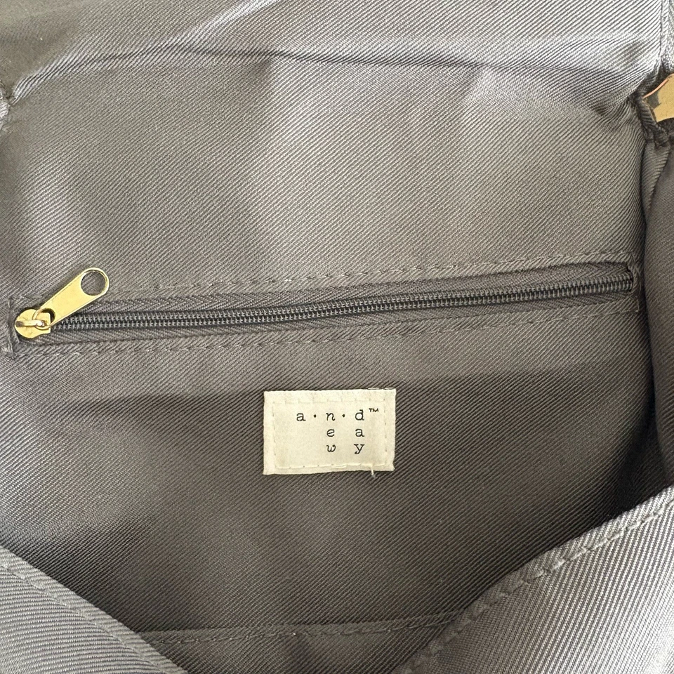 Bandolera Mochila Cartera Bolso de Mano Gris con Acentos Dorados y Correas Ajustables, 9.5"h Foto 2 de 4