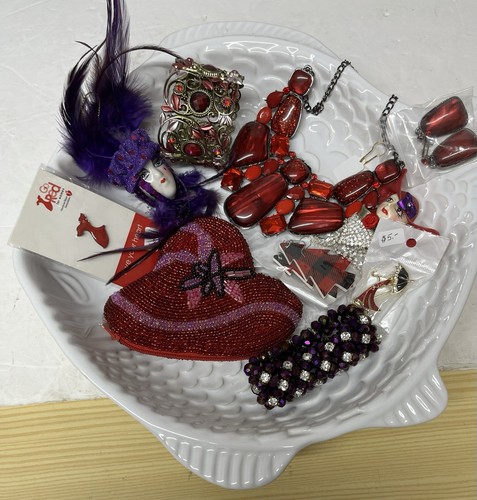 Red Hat Lady Society Konvolut Modeschmuck & Broschen, Geldbörse lila rot