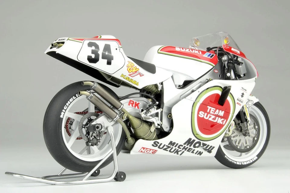 Beemax BX13001 Suzuki RGV-r (XR79) '93 WGP500 World Champion Kit Montaggio 1/12 - Immagine 3 di 4