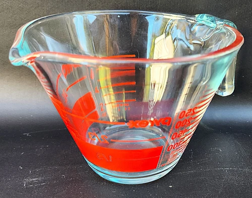 PYREX 2 Cup; Red Reversal; Measuring Cup (EUC)