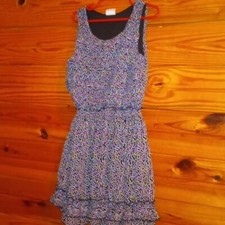 girl med sleeveless dress multi color print