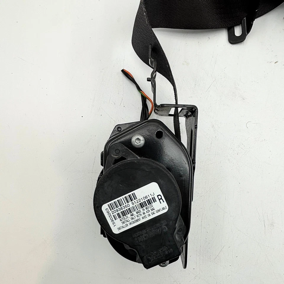 Chevrolet Equinox 2011 retractor de cinturón de seguridad delantero izquierdo con perno 15903263 Foto 2 de 4