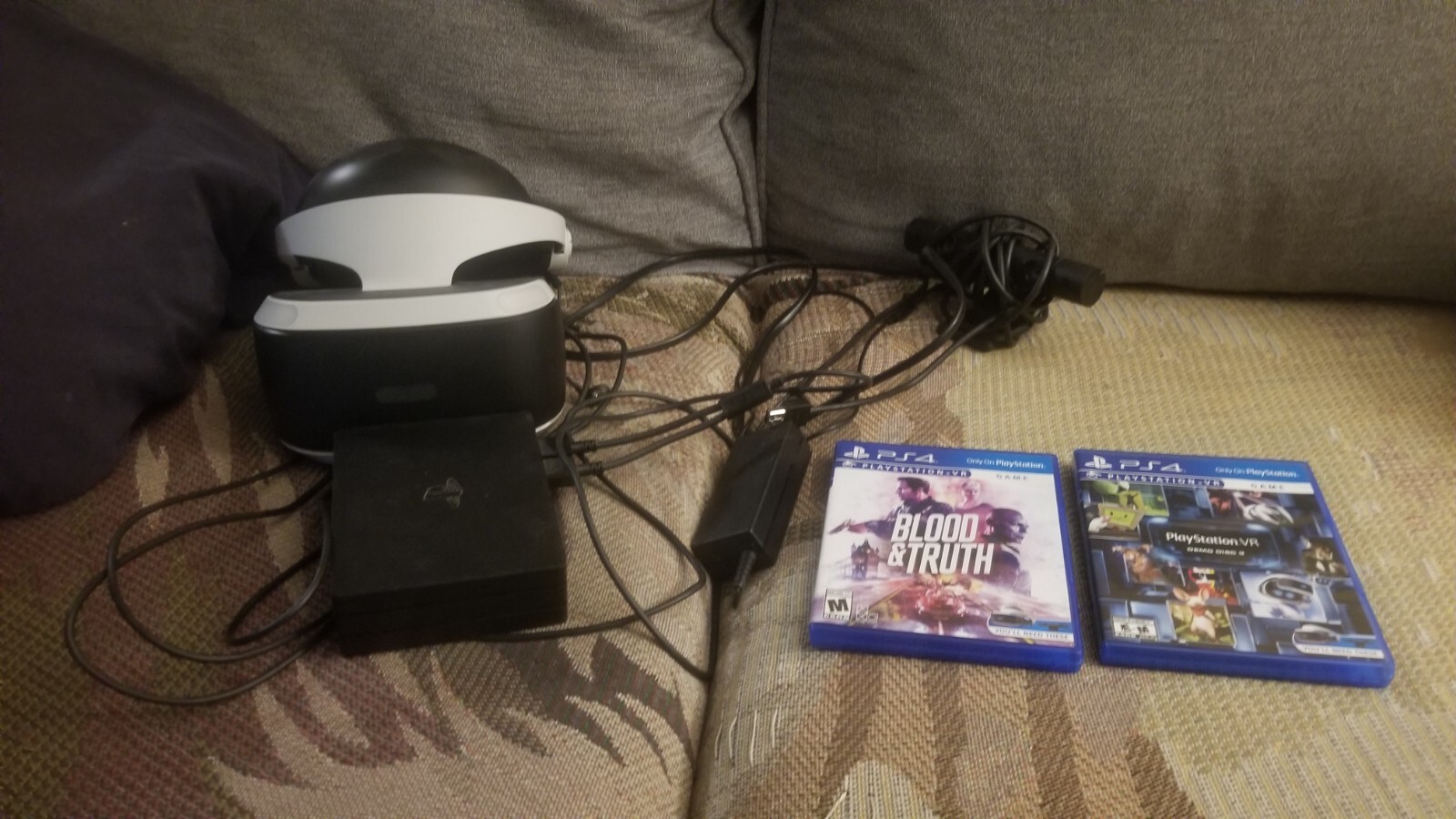 Sony Playstation VR Headset *GAMES AND ALL CABLES INCLUDED
