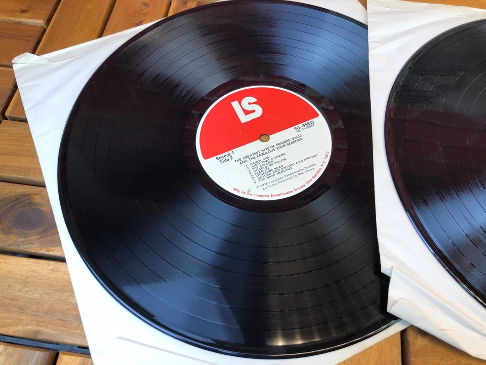 SIGNED - FRANKIE VALLI & The Fabulous FOUR SEASONS Greatest Hits Vinyl LP 95833 - Image 3 of 4