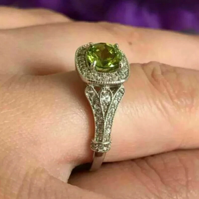 Anillo de compromiso para mujer con halo de peridoto verde corte redondo de 2 quilates acabado en oro blanco de 14 quilates Foto 2 de 4