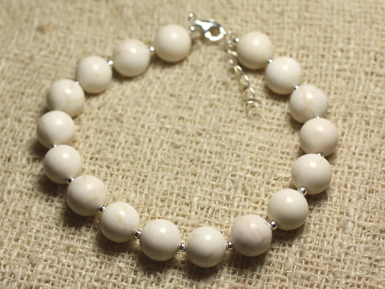 Bracelet magnésite 8mm en argent idéal pour accessoiriser vos tenues bohèmes