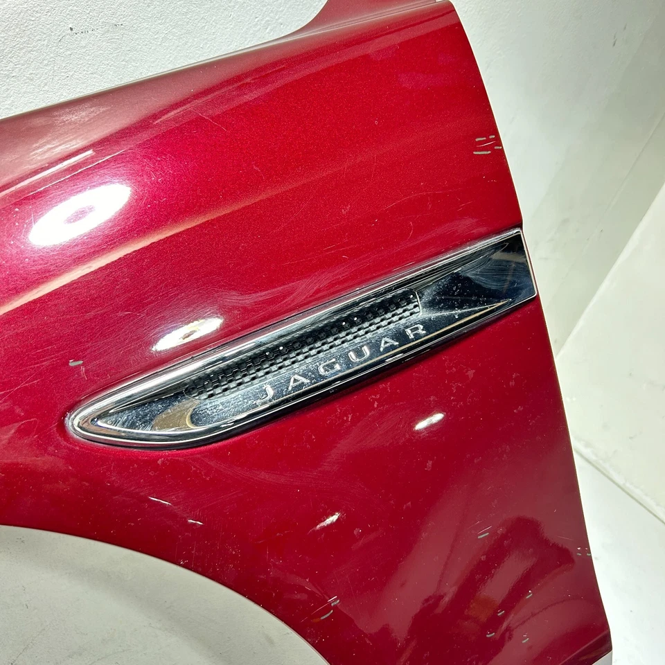 JAGUAR XE 2017-18-19-2020 GUARDABARROS PANEL DELANTERO IZQUIERDO LADO DEL CONDUCTOR BORGOÑA OEM Foto 2 de 4