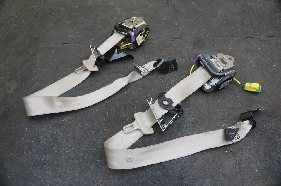 Left Right Set Of 2 Rear Left Right Seat Retractor Bentley Continental Gt 2005 - Image 2 of 4