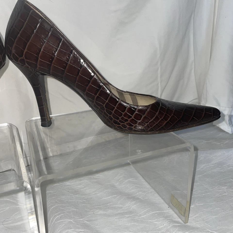 Tacones clásicos vintage Burberry de cuero rojo en relieve de cocodrilo talla 6/36 muy queridos Foto 4 de 4