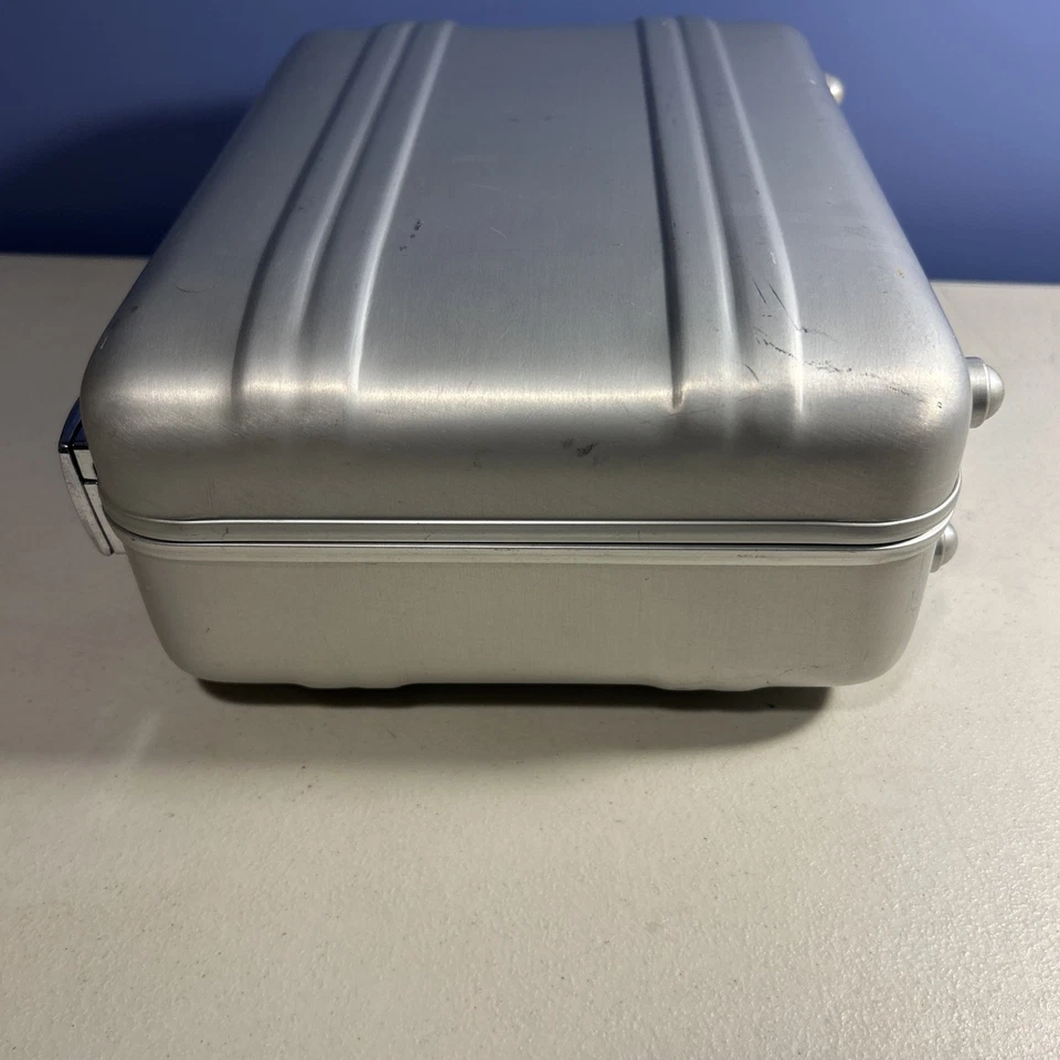 Estuche Halliburton Baby Zero 12x9x5" con Bloqueo de Llave Cámara Pistola Compatible Centurión Foto 2 de 4