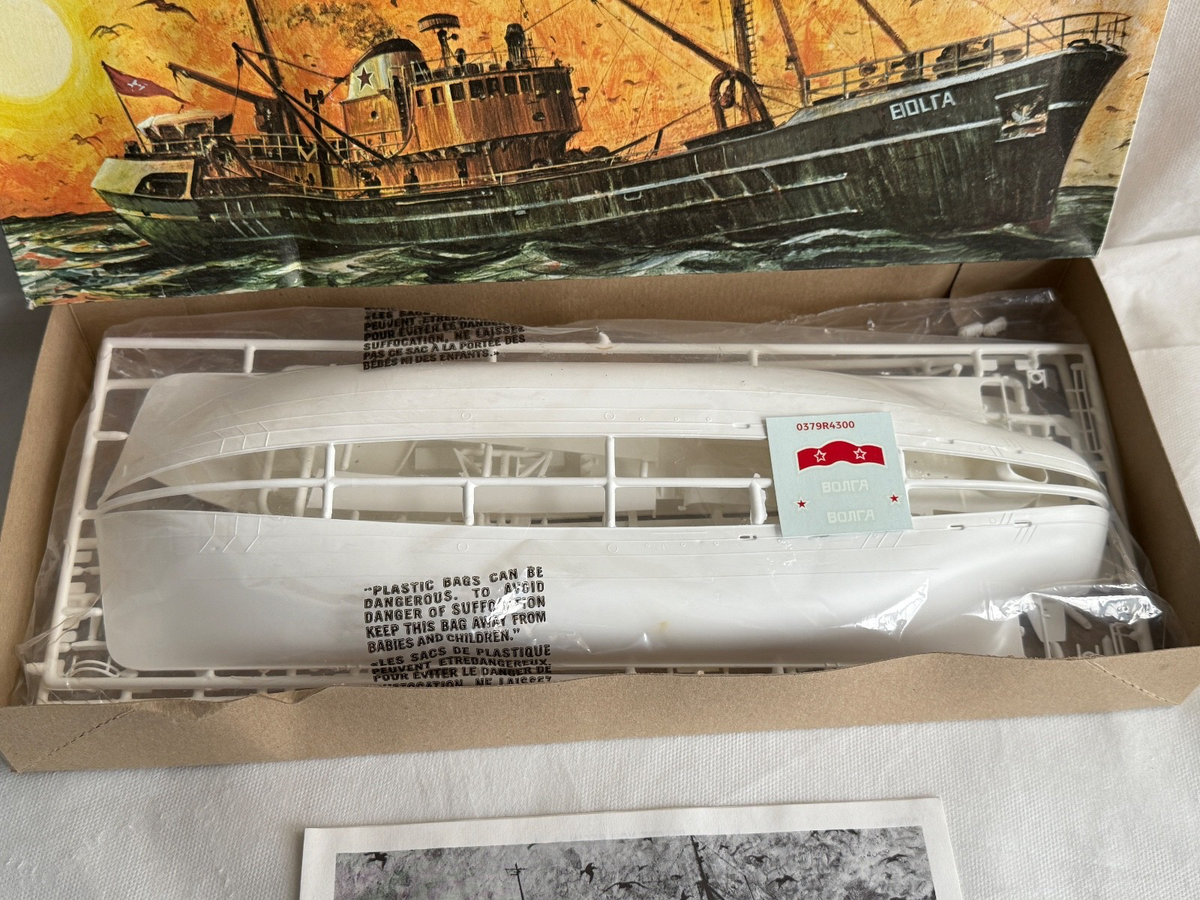 REVELL RUSSIAN SPY SHIP FISHING TRAWLER VOLGA Model Kit 1:142