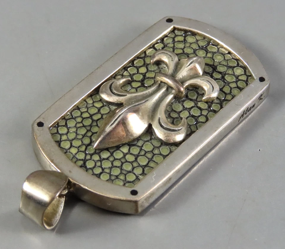 Colgante con etiqueta de perro de plata esterlina ALAN K FLEUR-DE-LIS gris raya borde punteado Foto 3 de 4