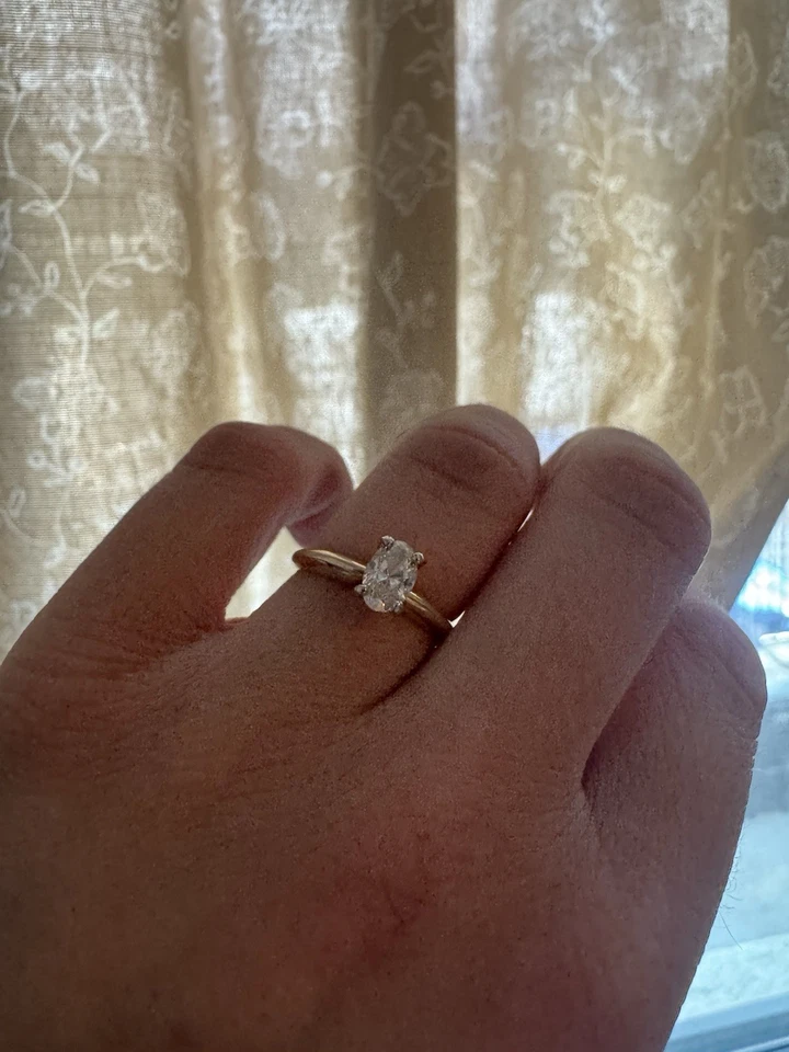 Anillo de compromiso solitario de oro de 14k de dos tonos y 4 puntas diamante a orillas de lago 0,52 quilates Foto 3 de 4