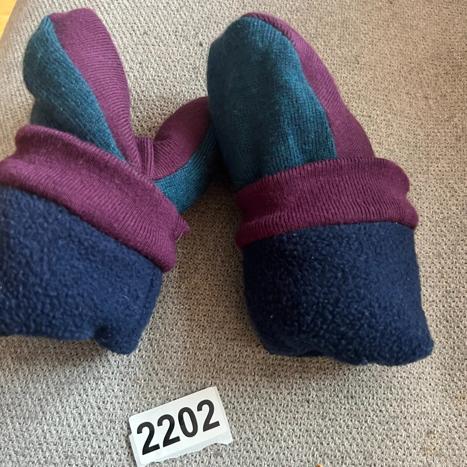 Mitones de vellón morado con detalles azul verdoso para mujer talla única Foto 3 de 3