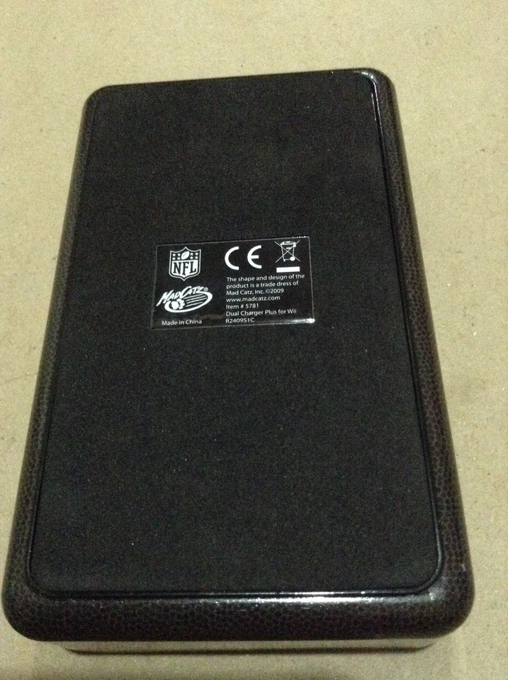 MadCatz NFL Dual Charger Plus for Wii Item 5781 No AC Plug Untested - Image 2 of 3