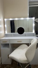 VANITY TABLE WITH LED MIRROR