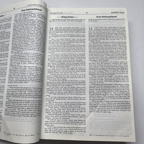 NIV/KJV Parallel Bible by Zondervan Staff 1989 hardcover - 第 9/12 張圖片
