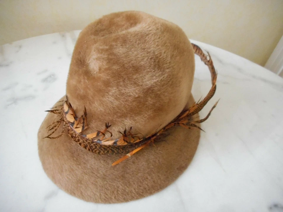 Chapeau feutre femme VINTAGE marron glacé avec plume de faisan - Photo 1/1