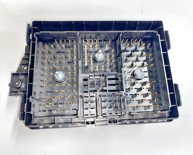 2005-2009 GENUINE GM WIRING PANEL FUSE BOX, NEW OEM PART, PART NUMBER 25925580 - Image 2 of 4