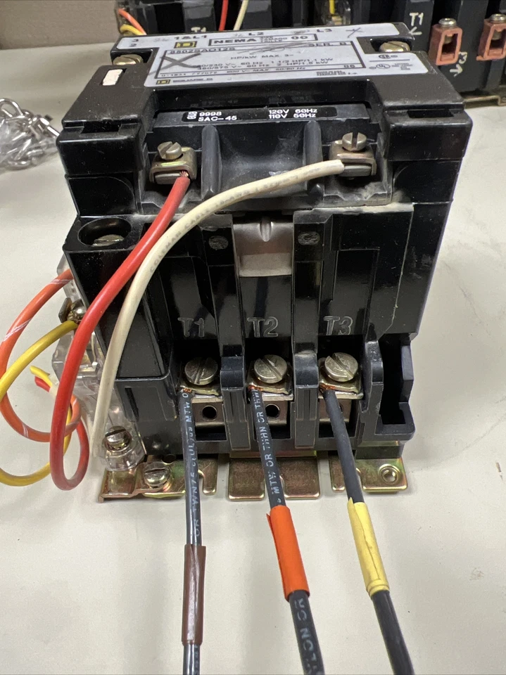 Электрический контактор NEMA Square D 8502SAO12S черный 3 полюса 120 В переменного тока 50 л.с. 90 А - Изображение 2 из 4