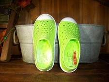 WONDER NATION CHILDRENS TODDLERS WATER POOL SHOES SIZE 7-8 GREEN STAR DESIGN NEW