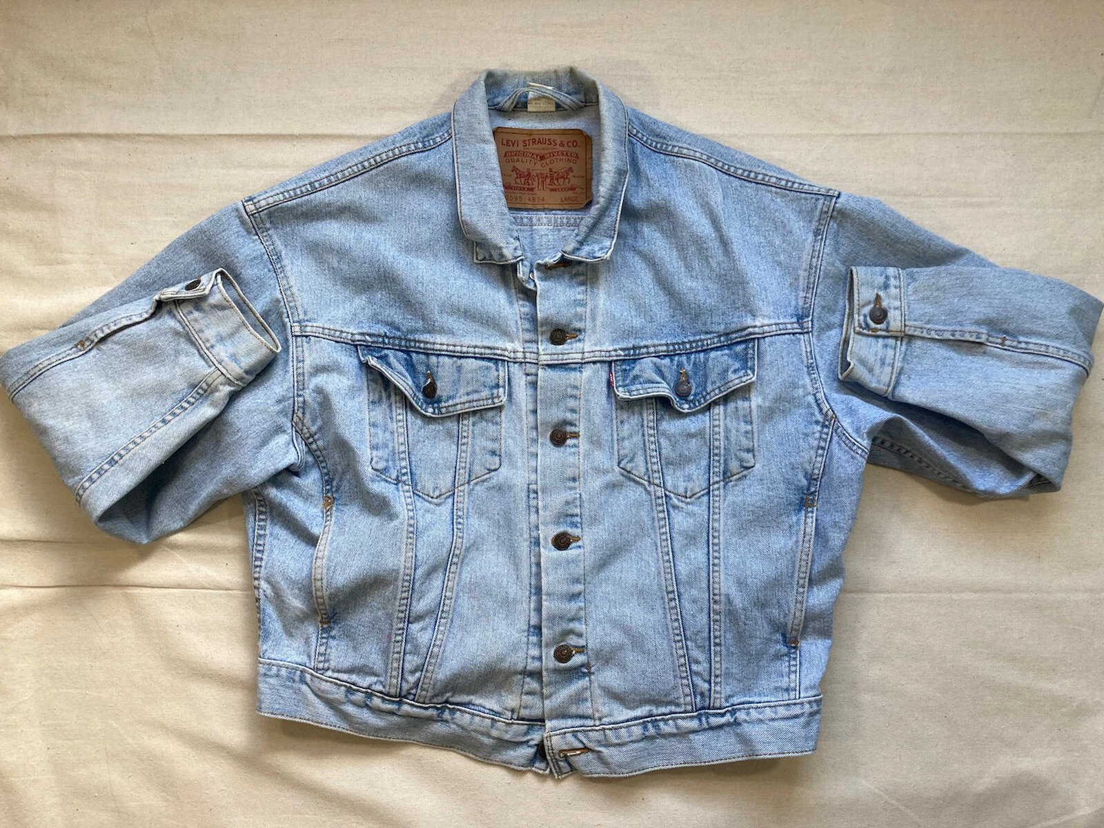 Levi's Men's Denim Trucker Jacket with Decorated Back. Size Large