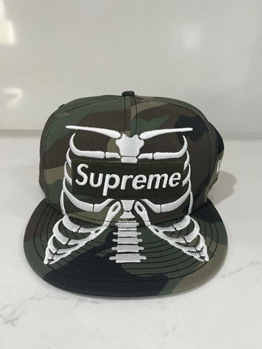 Taille 8 Supreme Bones Box Logo New Era Chapeau Woodland Camo SS25 NEUF