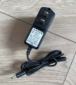 AM91500 2.5*0.7 9V 1500mA Universal Monitor Netzteiladapter Ladegerät