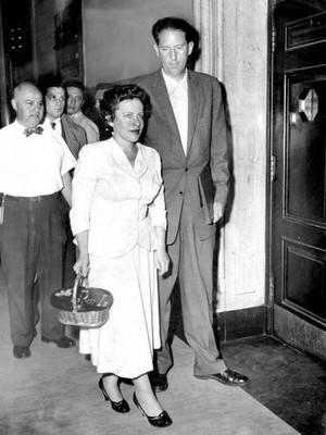 Beatrice Weinberger arrives at Brooklyn Felony Court with Nassau D .. Old Photo