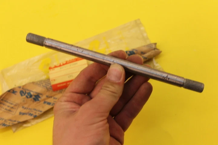 Tornillo rueda delantera NOS SUZUKI MT50 1971-1973 54711-27600 Foto 4 de 4