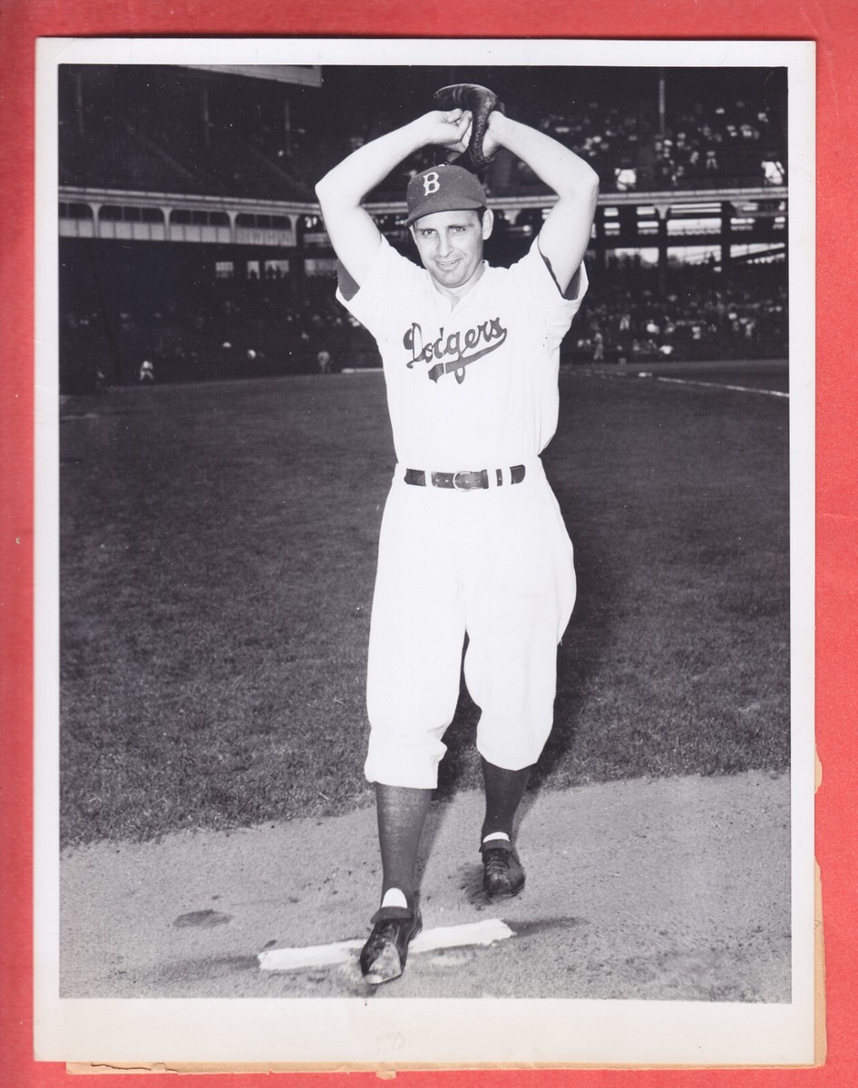 1944 BROOKLYN DODGERS TYPE 1 GLOSSY 6.2 X 8 BEN CHAPMAN PITCHING