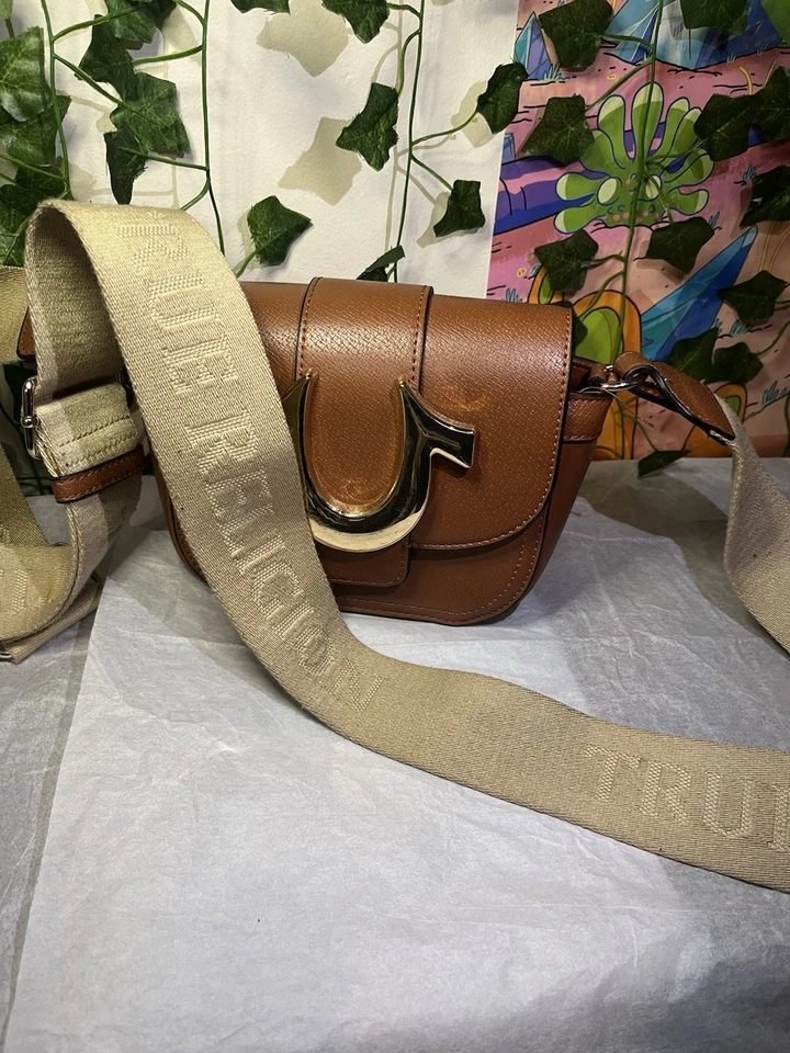 NUEVO CON ETIQUETAS TRUE RELIGION MINI BOLSO BANDOLERA CON SOLAPA COÑAC MONEDERO HERRADURA Foto 2 de 4