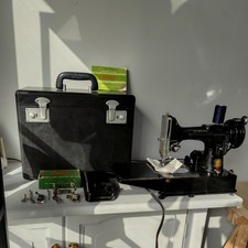 Vintage Singer 222k featherweight sewing machine with box & accessories working 