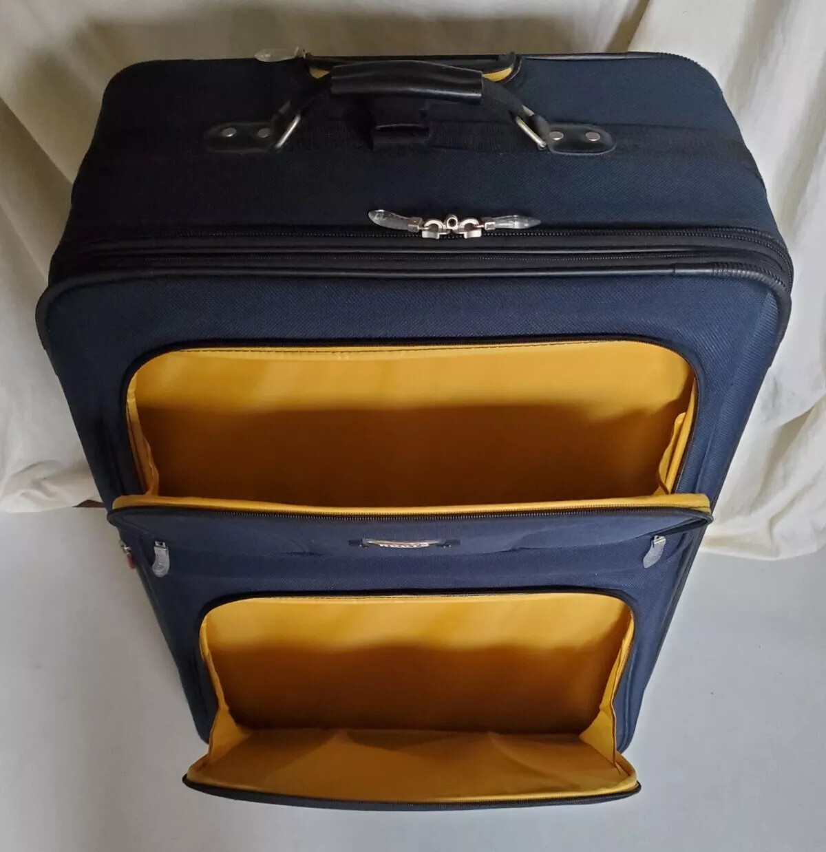 ROOTS SUITCASE Canada Size XL Hybrid Wheels Lock Expandable Used Once