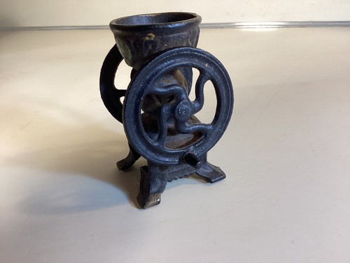 Molinillo de café de juguete miniatura de hierro fundido pintado a mano, 4" de alto, rueda gira - Imagen 2 de 8