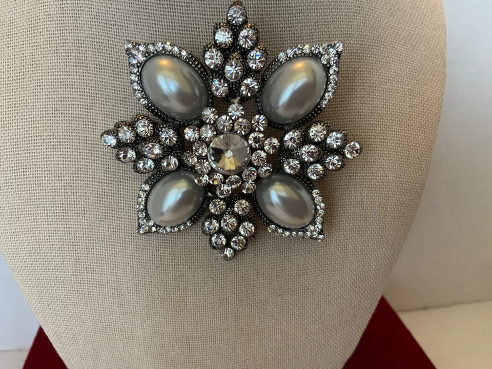 RARO BROCHE BROCHE CRUZ MALTESA JOAN RIVERS MAGNÍFICO CRISTAL GRANDE Y PERLA SINTÉTICA