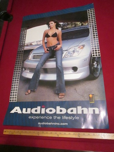 Poster Altoparlanti Stereo Audiobahn Vintage dal 2004 con Modello Appoggiato ad Auto - Foto 2 di 12
