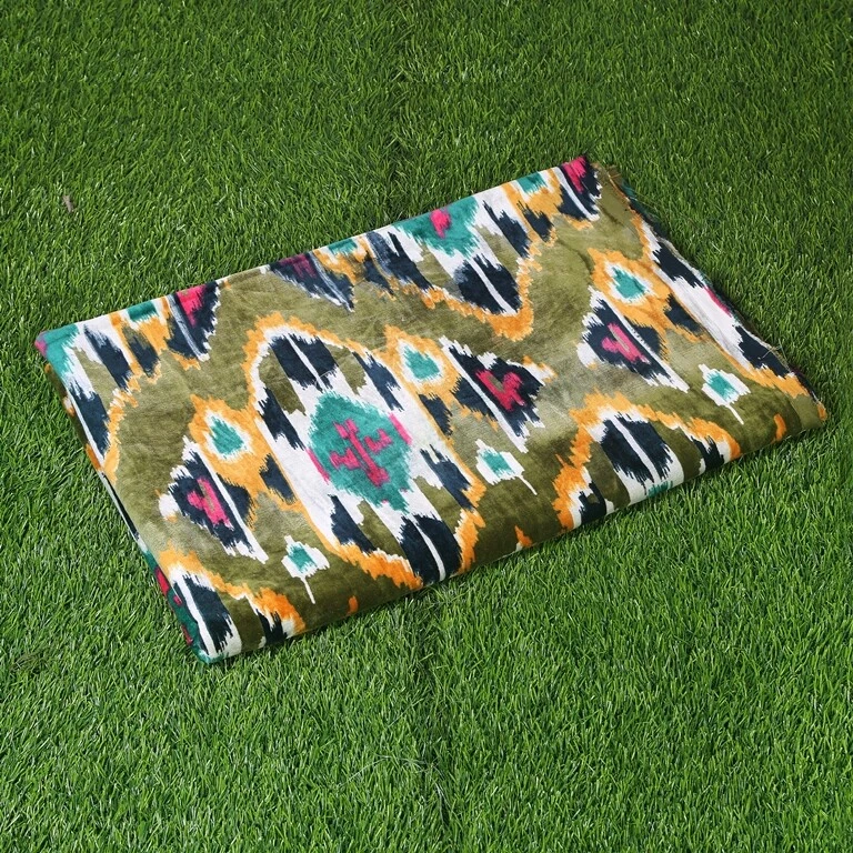 Vestido indio de tela de terciopelo suave estampado Ikat costura tapicería terciopelo por yarda Foto 4 de 4