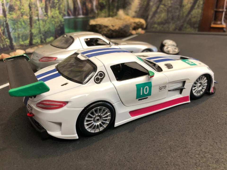 DOS COCHES DIECAST MERCEDES BENZ SLS AMG 1/24 imperfectos, sin caja NewRay y MotorMax Foto 4 de 4