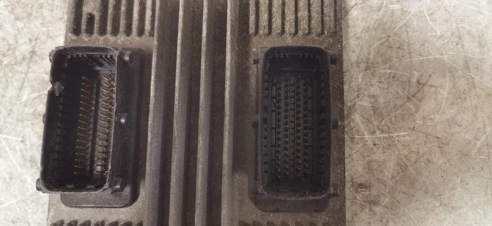 2004 Saturn Vue  Control Module Unit 24229637 - Image 4 of 4