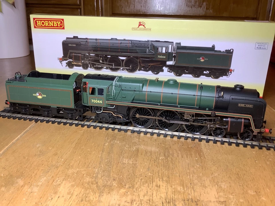 Hornby R3295 BR 4-6-2  Britannia Class Loco 70044 Earl Haig - Image 2 of 4