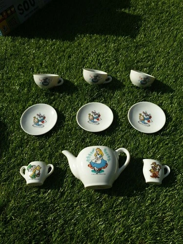 Beautiful Walt Disney 9 Piece Alice In Wonderland 