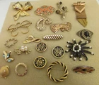 VINTAGE LOT OF COSTUME JEWELRY BROOCHES (TAT, SARAH, CORO, WEIGHT WATCHERS)