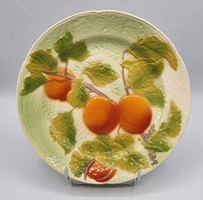 Assiette à dessert en barbotine à décor d’abricots de Saint Clément début XXème